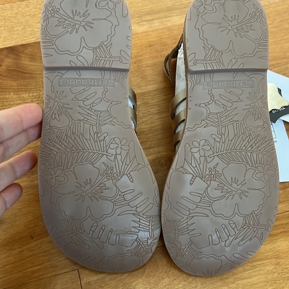 Gold Gladiator sandals - Picture 5 of 9